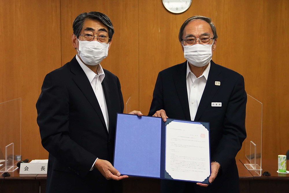 諮問文を手に記念撮影(大矢会長と濱野区長)